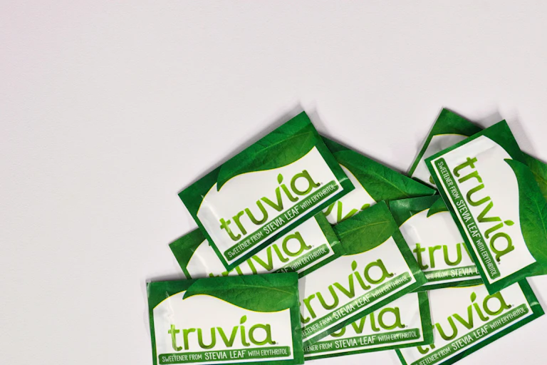 Packets of artificial sweetener containing erythritol.