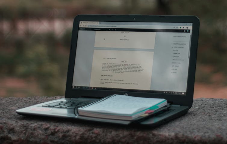Një laptop me një skemë në ekran.