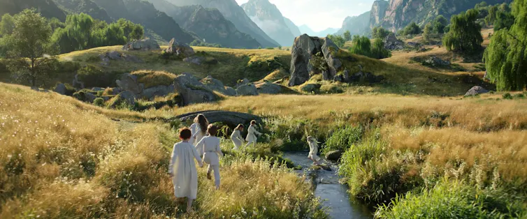 Fotografía de un paisaje verde y ocre con niños.