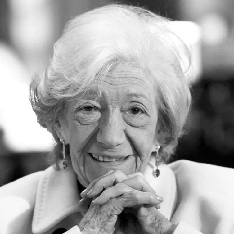 Retrato en blanco y negro de una mujer delgada con el pelo blanco.