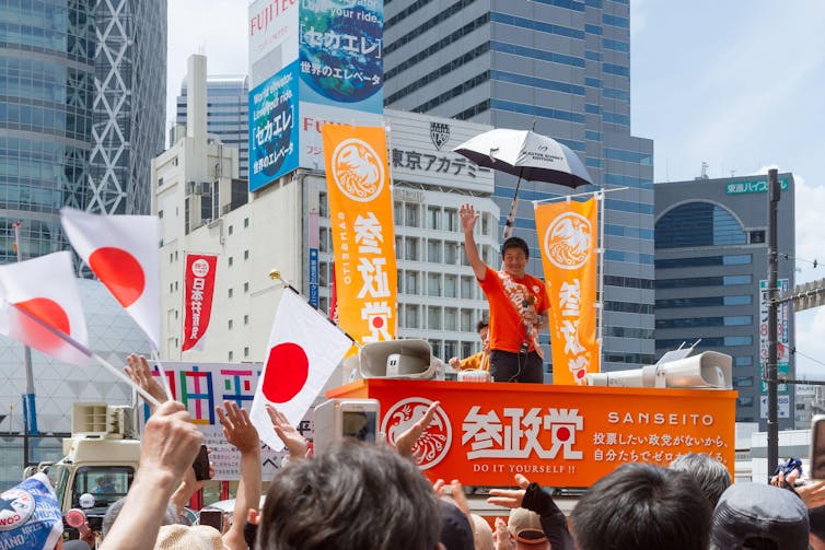 Katta yosh kokrak porno video Ular yubka ostidagi mushukni suratga olishdi