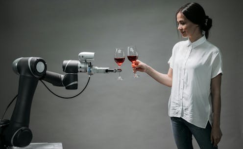 Si të dizajnoni robotë që na fitojnë besimin si shokë të punës