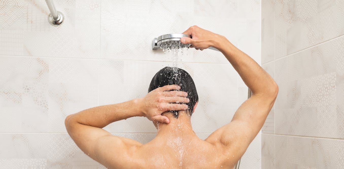 ¿Es mejor ducharse por la mañana o por la noche? Una microbióloga da la respuesta