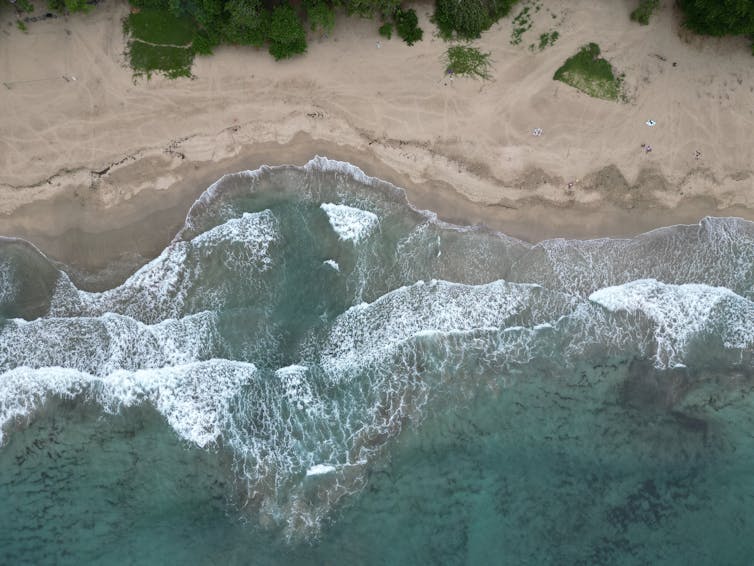 La playa ondulada se estrelló en la costa
