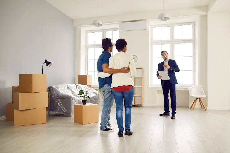 Visite d'un appartement par trois personnes