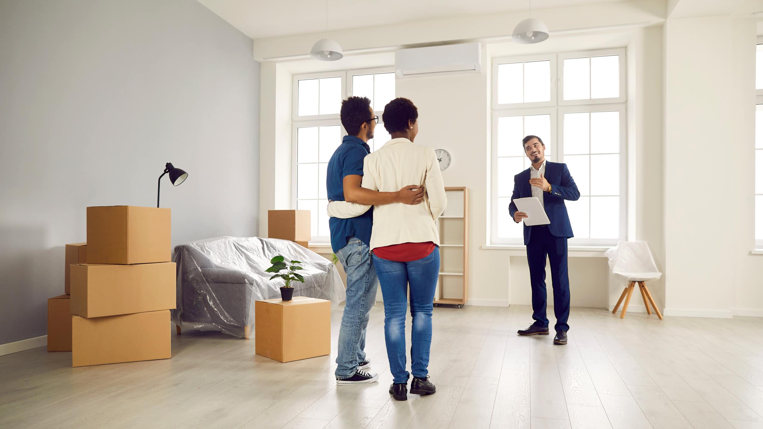 Visite d'un appartement par trois personnes