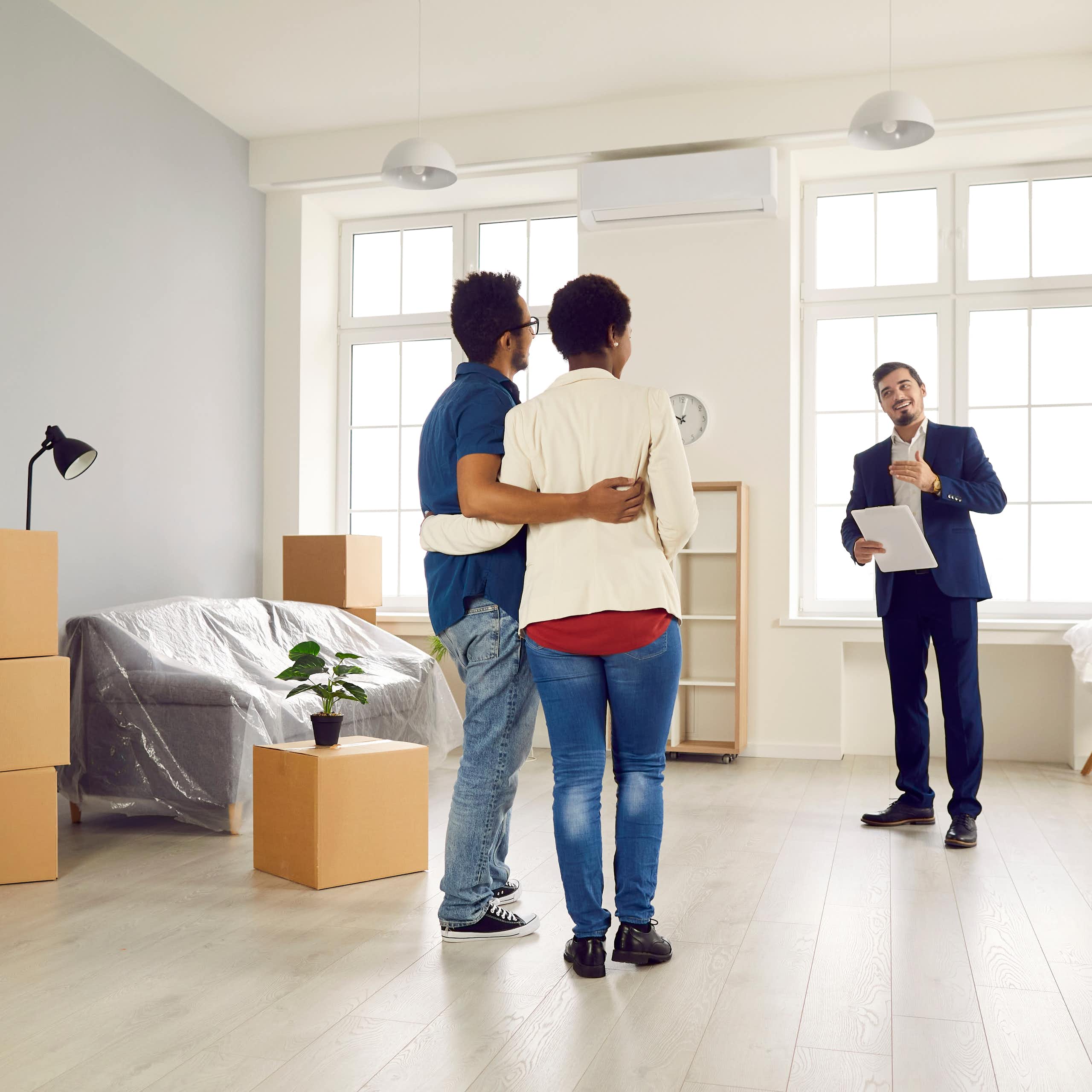 Visite d'un appartement par trois personnes