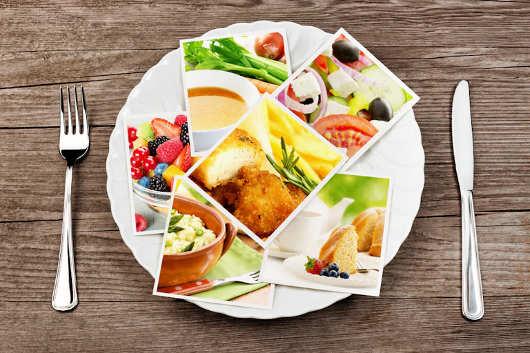 Une assiette avec des photos de menus.
