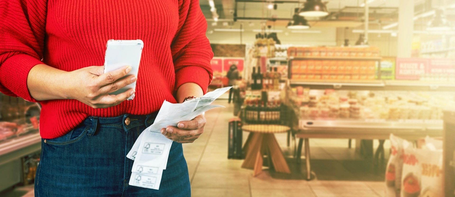 Une personne avec une liste de courses dans un magasin