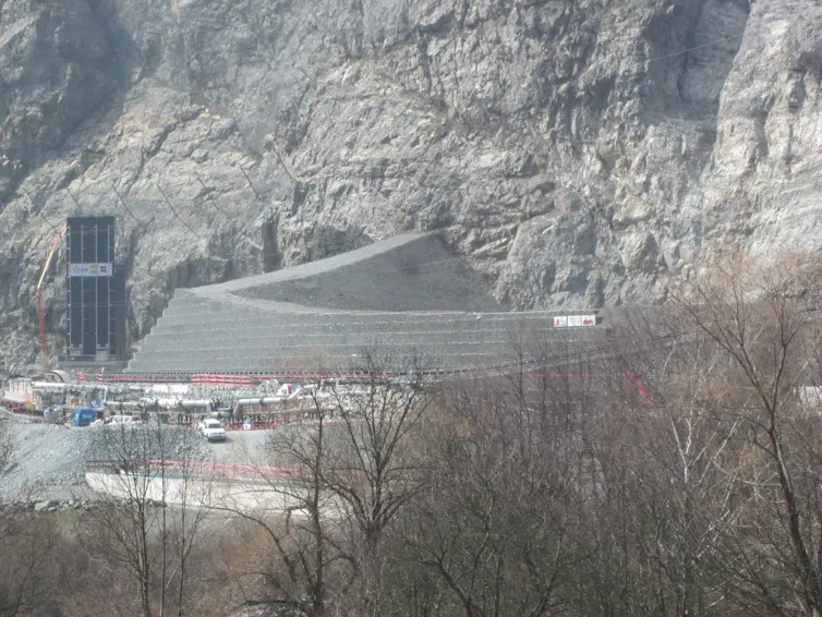 immense construction en béton devant une montagne