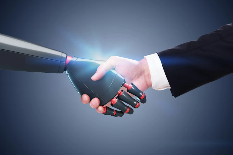 Un humain et un robot se serrent la main
