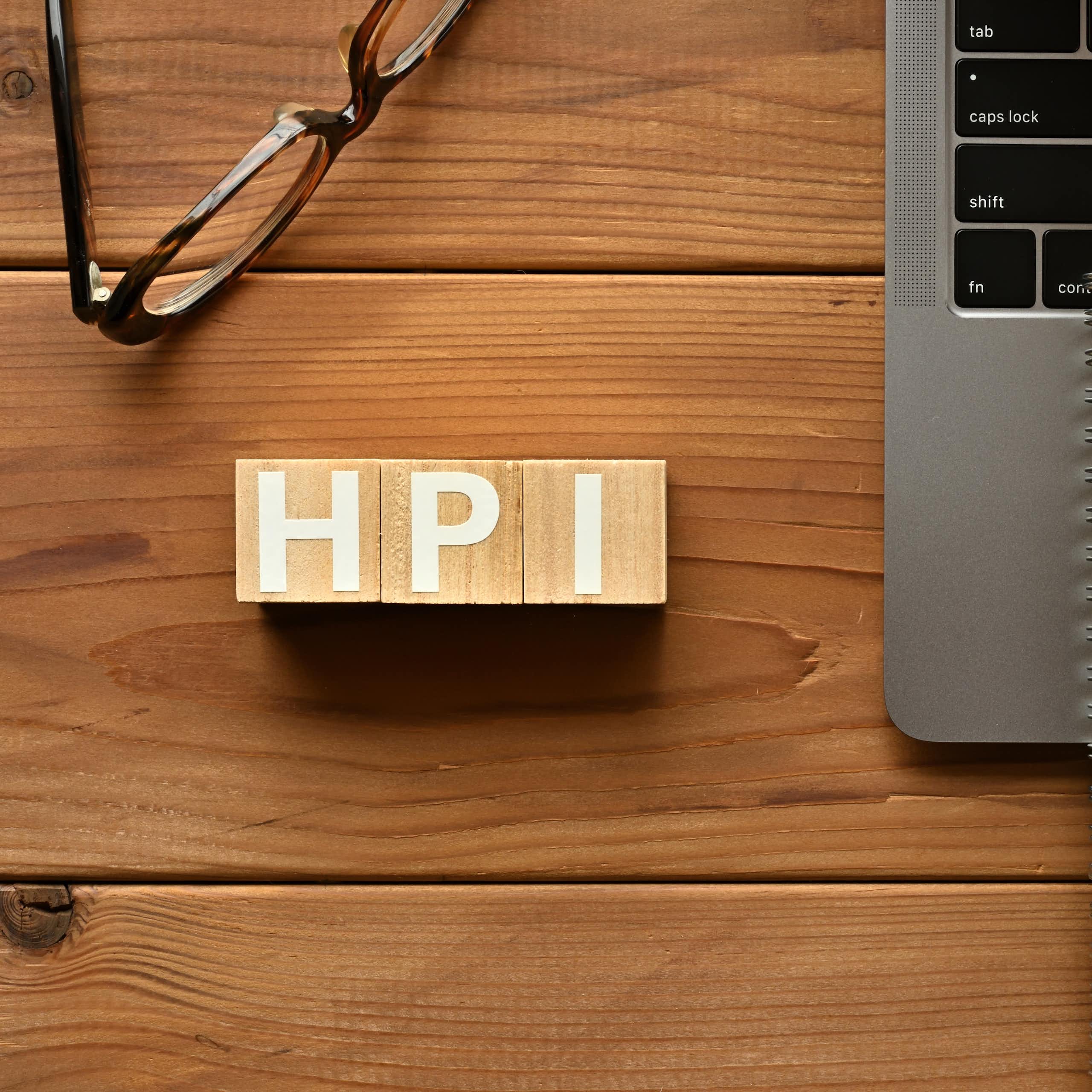 Logo HPI sur un bureau