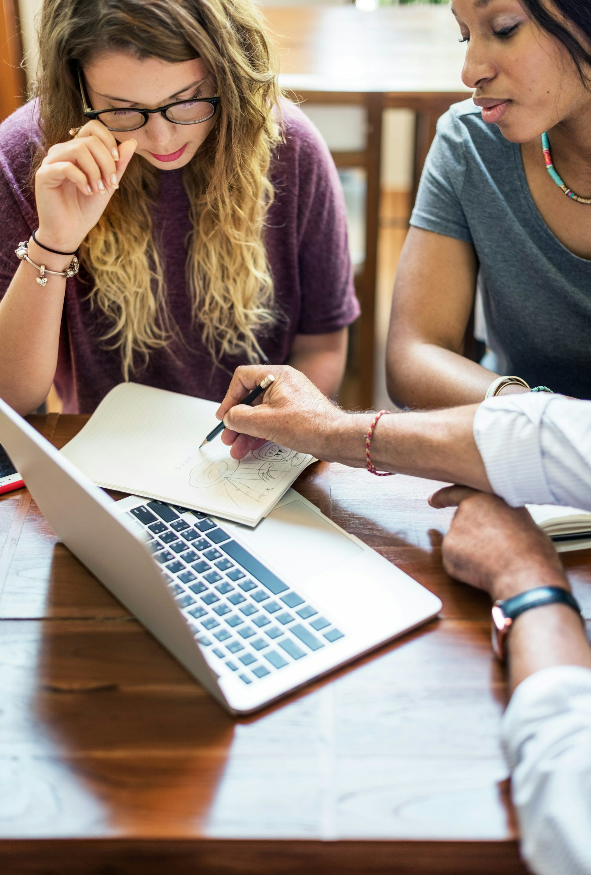Personas con computadora portátil.