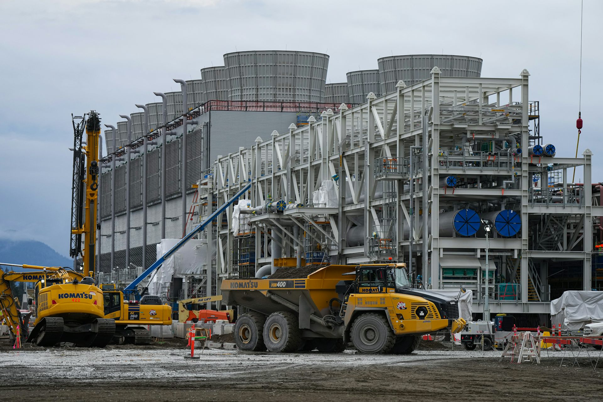 Des tours de refroidissement servant à dissiper la chaleur générée par la conversion du gaz naturel en gaz naturel liquéfié Kitimat, en Colombie-Britannique 