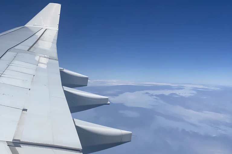 Cola de un avión con el horizonte de la Tierra