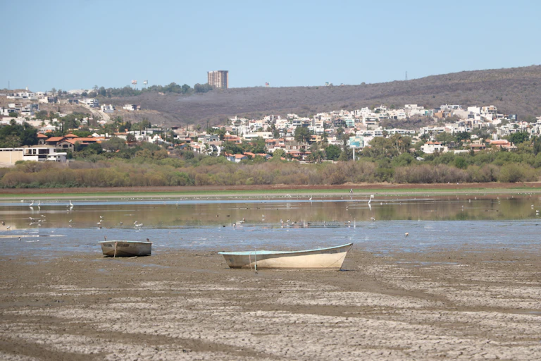 Dos barcas varadas en un pantano sin apenas agua
