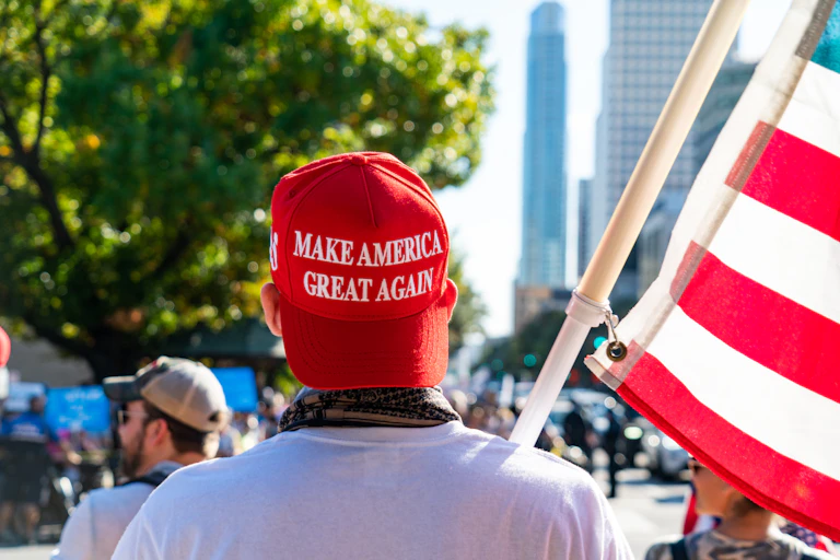 Un seguidor de Trump lleva la gorra con el lema MAGA ("Make America Great Again")