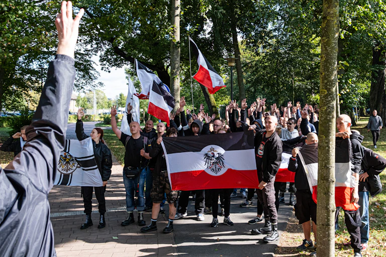Jóvenes vestidos de negro con banderas