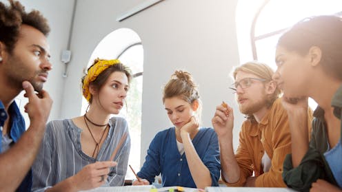 Universitetet angleze tani kanë detyrën të mbrojnë lirinë e shprehjes – ja si mund të ndikojë tek ndjenja e përkatësisë së studentëve
