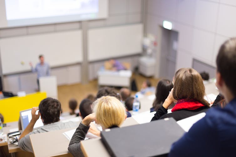 Studentë në sallën e ligjëratave