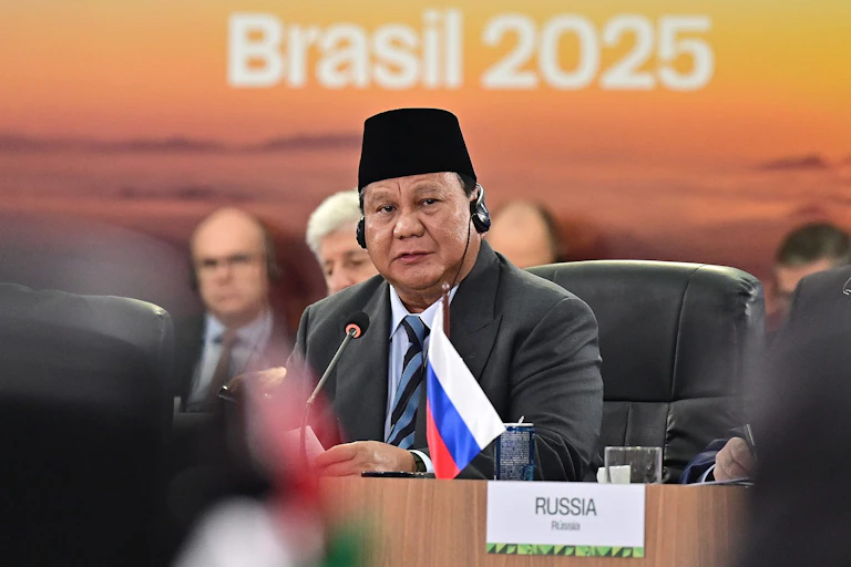 Pemerintahan Prabowo sedang memainkan narasi "membangun jembatan" dengan mengakomodasi AS dan bergabung BRICS di saat yang bersamaan.