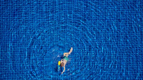 Verano dhe pishina, një kombinim që rrit rrezikun e kriptosporidiozës