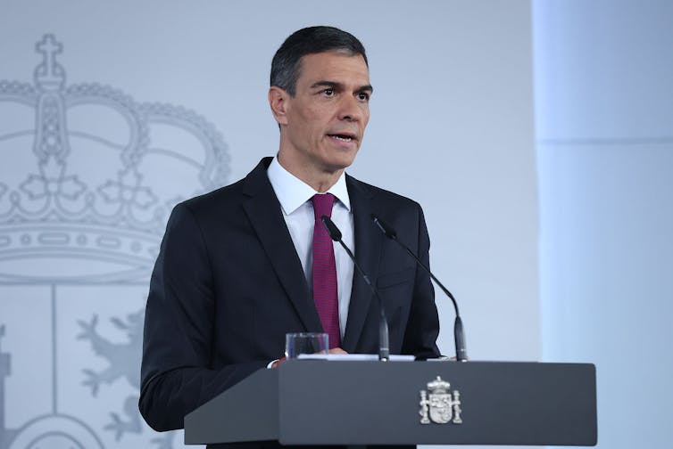 Pedro Sánchez duke folur për shtyp