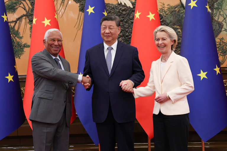 António Costa, Xi Jinping and Ursula von der Leyen hold hands and smile looking at the camera