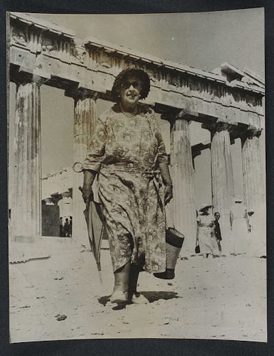Dame Agatha Christie visita el Partenón en Grecia.