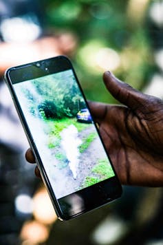 Immersed in "microcamps", section of the migratory time between Calais and Nice Britain 2 The hand called the phone, where we can see a picture of a grenade of tears that spreads its content on the forest soil