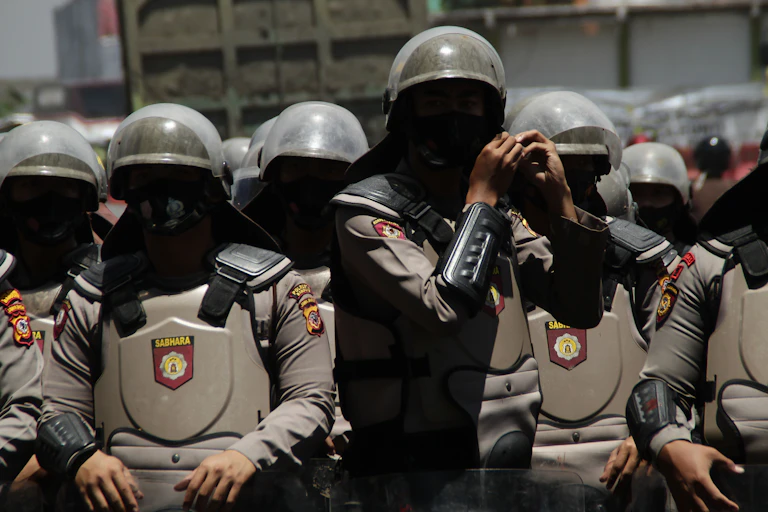 Pangkat polisi menentukan kantornya dan kekerasan yang dilakukan polisi dalam aksi mahasiswa