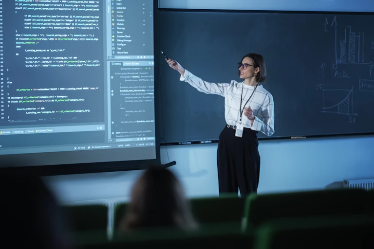 Professor universitário explicando a importância da Inteligência Artificial a um grupo de alunos.