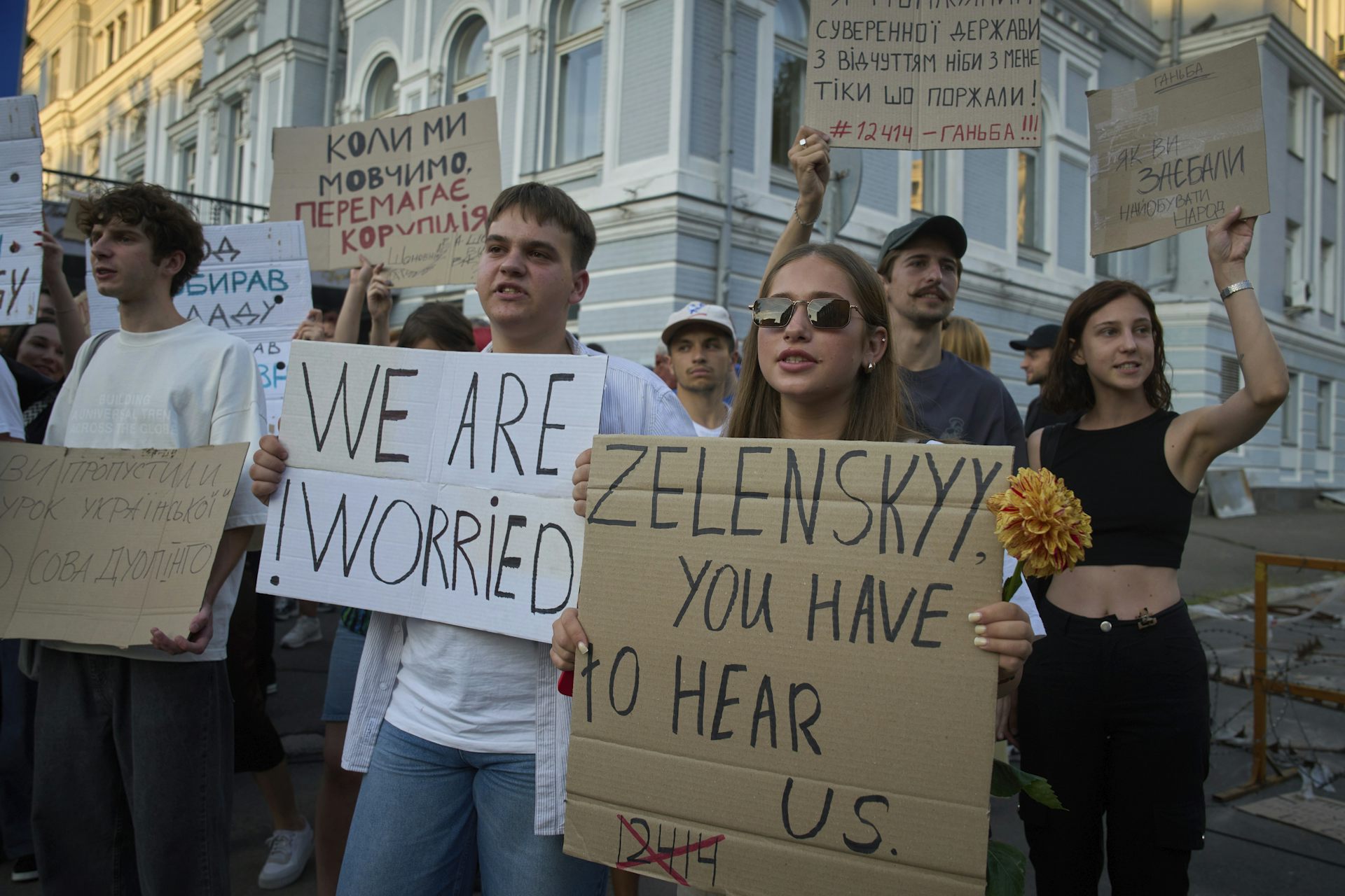 Los manifestantes mantienen señales. Uno lee que cuidamos.