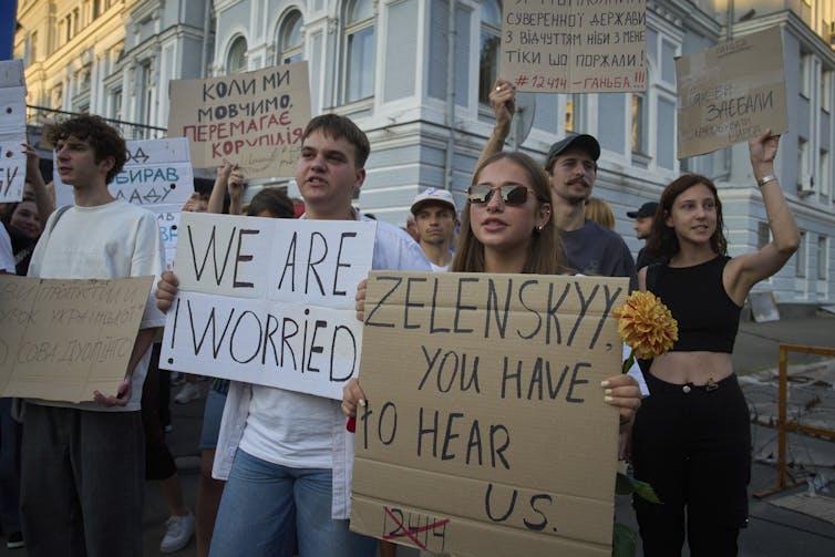 Los manifestantes mantienen señales. Uno lee que cuidamos.