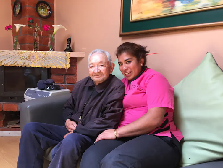 Entretien libre avec un patient en Équateur avec son infirmière (photo utilisée avec l’accord des deux)