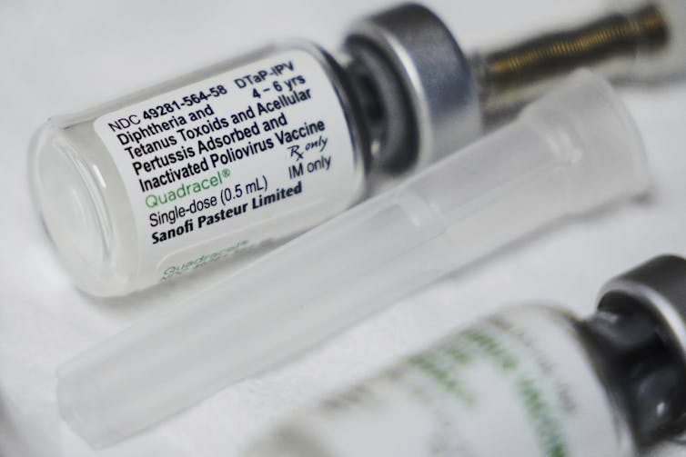 Foto de primer plano de viales de difteria compleja, tétanos, tos ferina, vacunas pediátricas de polio
