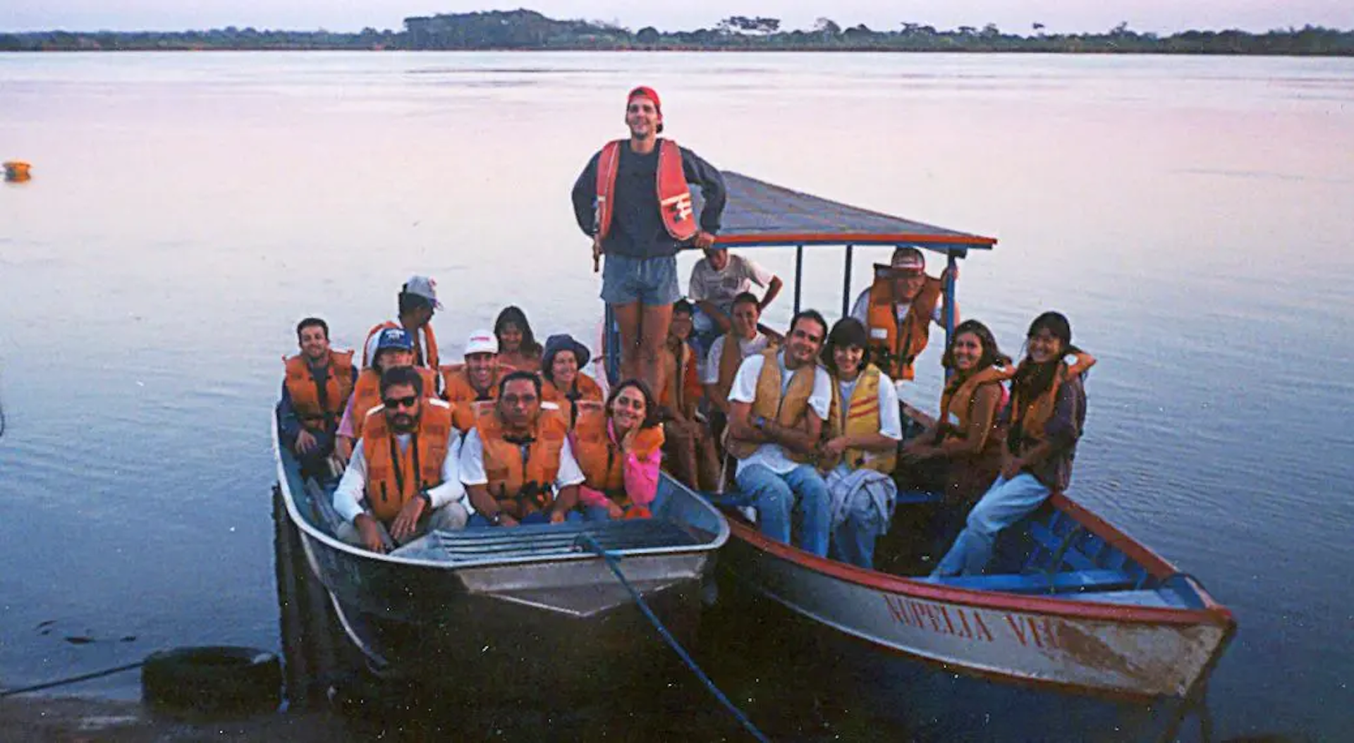 Foto mostra dois barcos pequenos em um rio, com vários pesquisadores com coletes salva-vidas