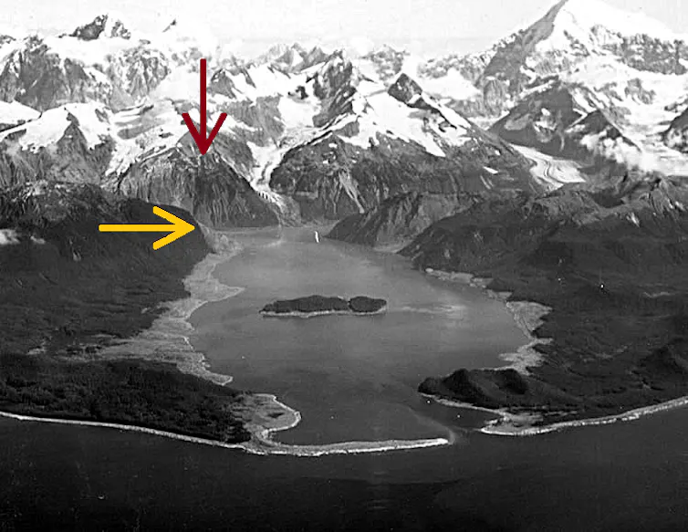 fiordo con montañas y lago que muestran donde se desprendión una montaña