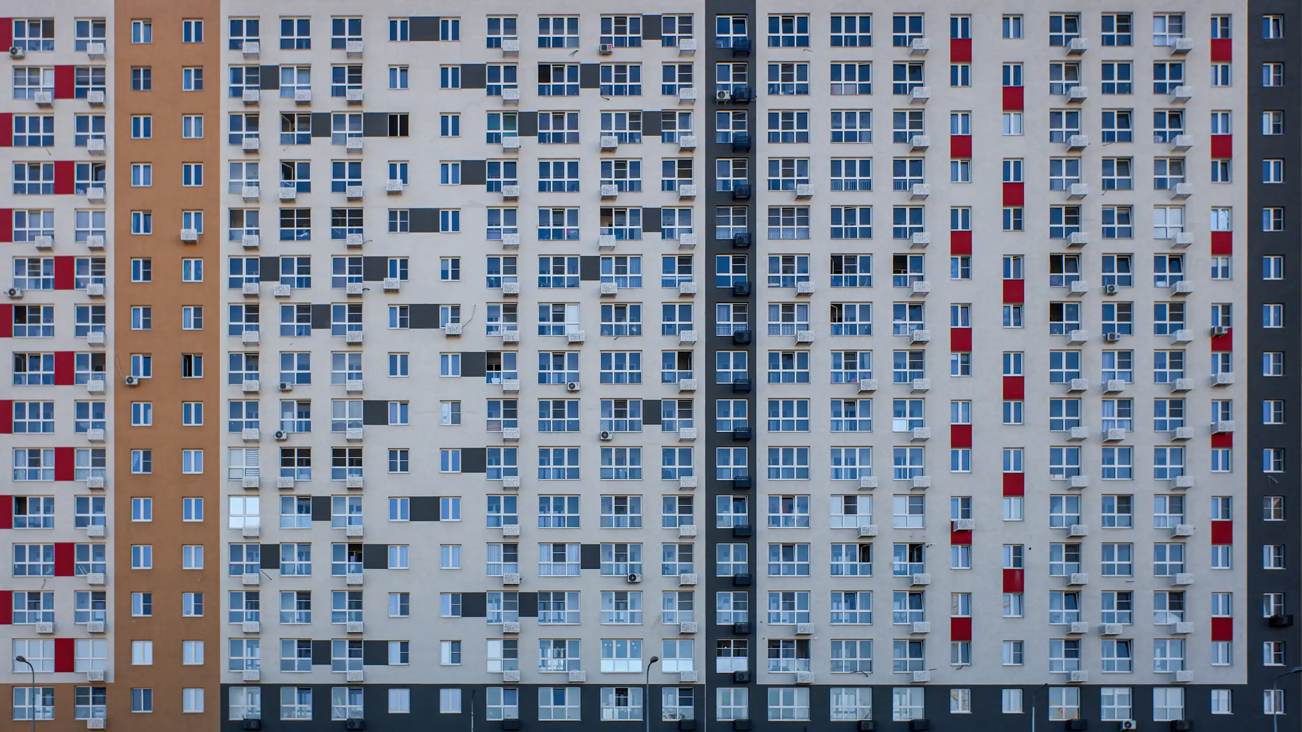Vue de gratte-ciel dont les logements sont équipés d'air conditionné