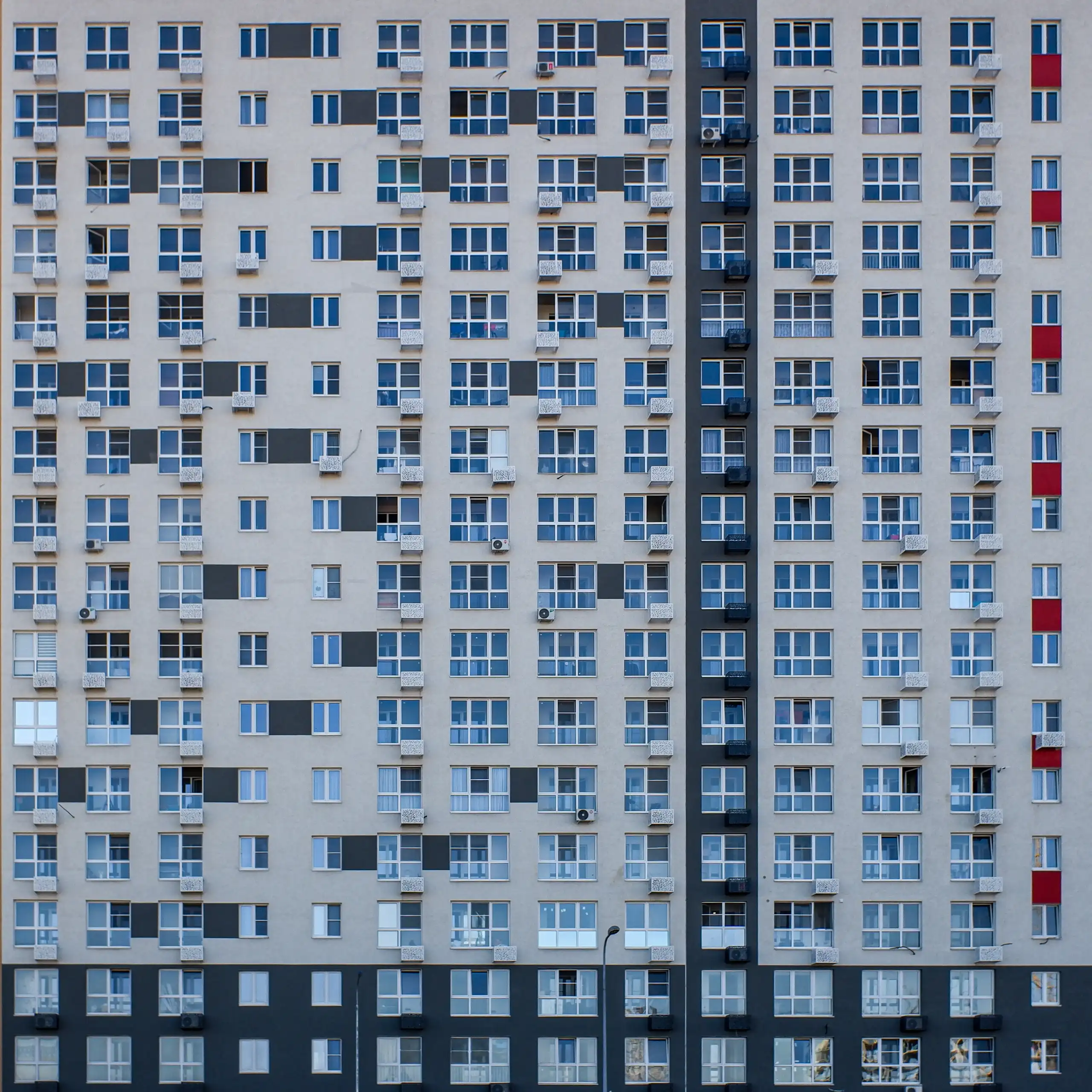 Vue de gratte-ciel dont les logements sont équipés d'air conditionné