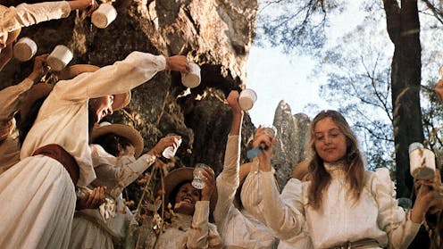 Rishikimi i Picnic at Hanging Rock pas 50 vjetësh: një portret i paqëndrueshëm i vendit, heshtjes dhe zhdukjes