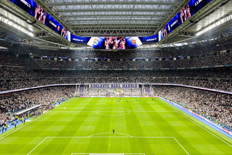 Vista del estadio Santiago Bernabéu un día de partido