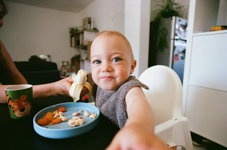 Un bébé mange des fruits