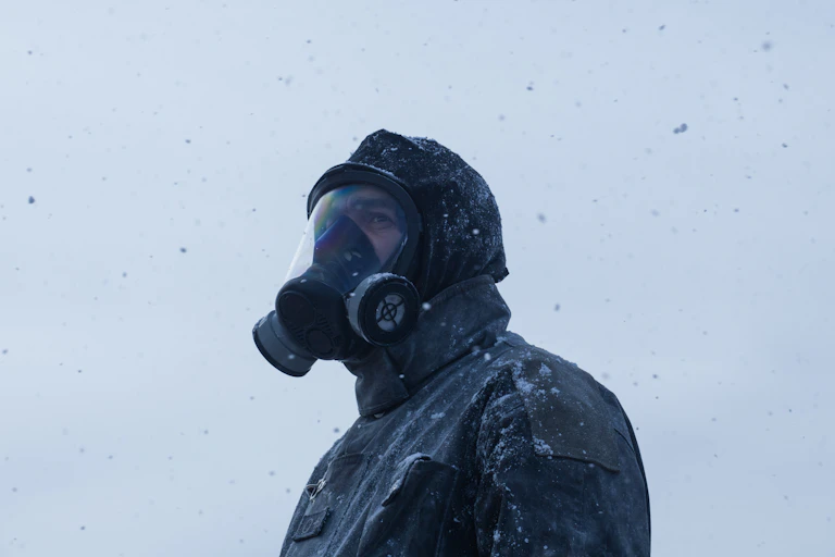 Un hombre con una máscara antigás en la nieve.