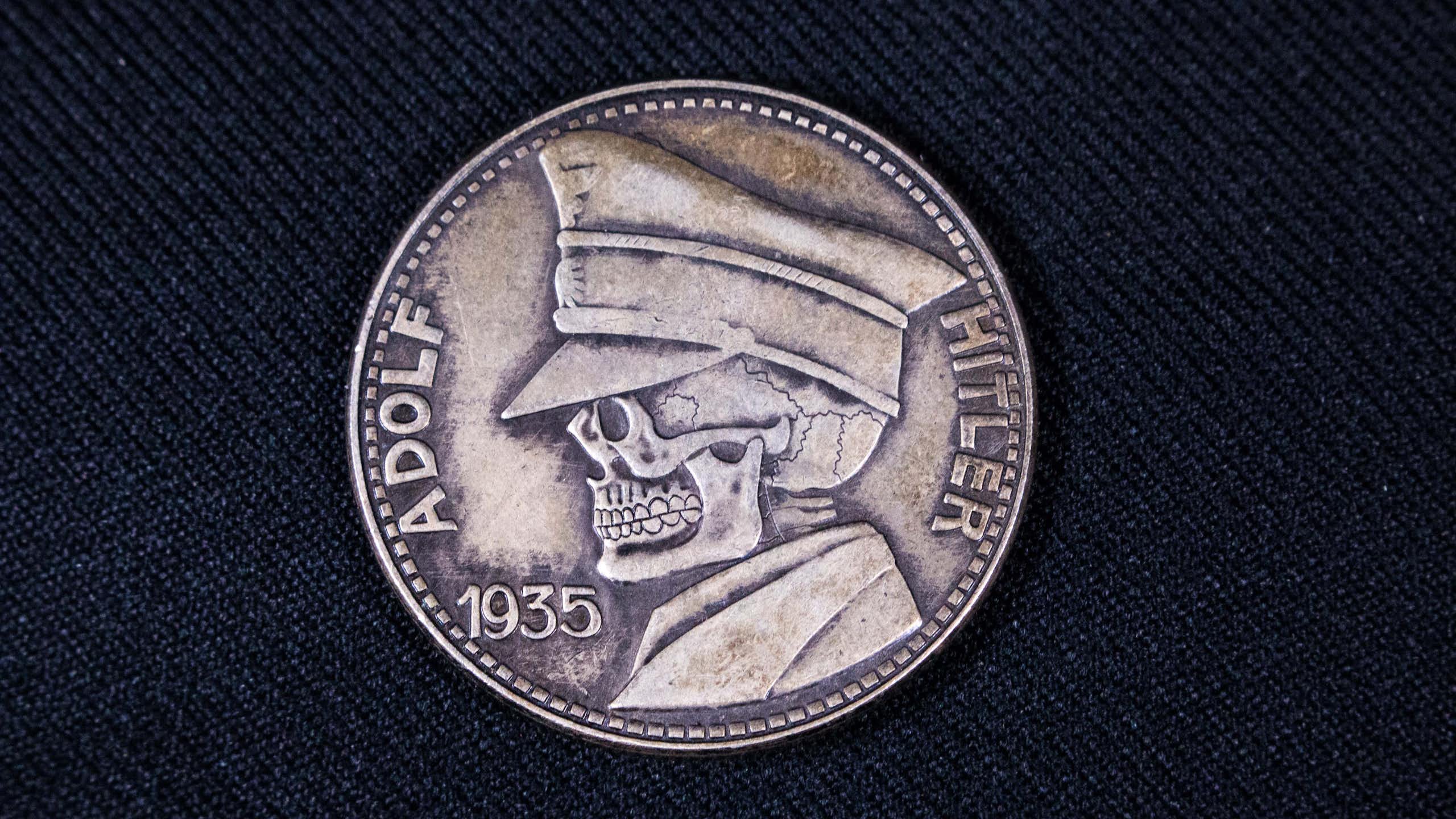 Pièce de monnaie avec une tête de mort nazie
