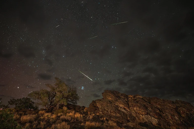 imagen del cielo nocturno de noche con lluvia de estrellas