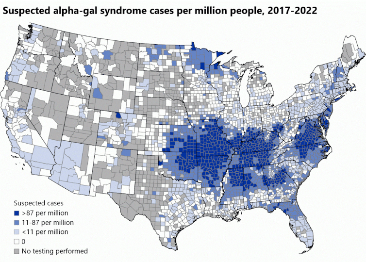 Një hartë tregon numrin e rasteve të dyshuara të sindromës alpha-gal në një bandë nga Oklahoma dhe Nebraska deri në Virxhinia dhe Carolinat. Ekziston gjithashtu një koleksion në veriperëndim të Minnesotas dhe Wisconsin, dhe një tjetër në Florida.