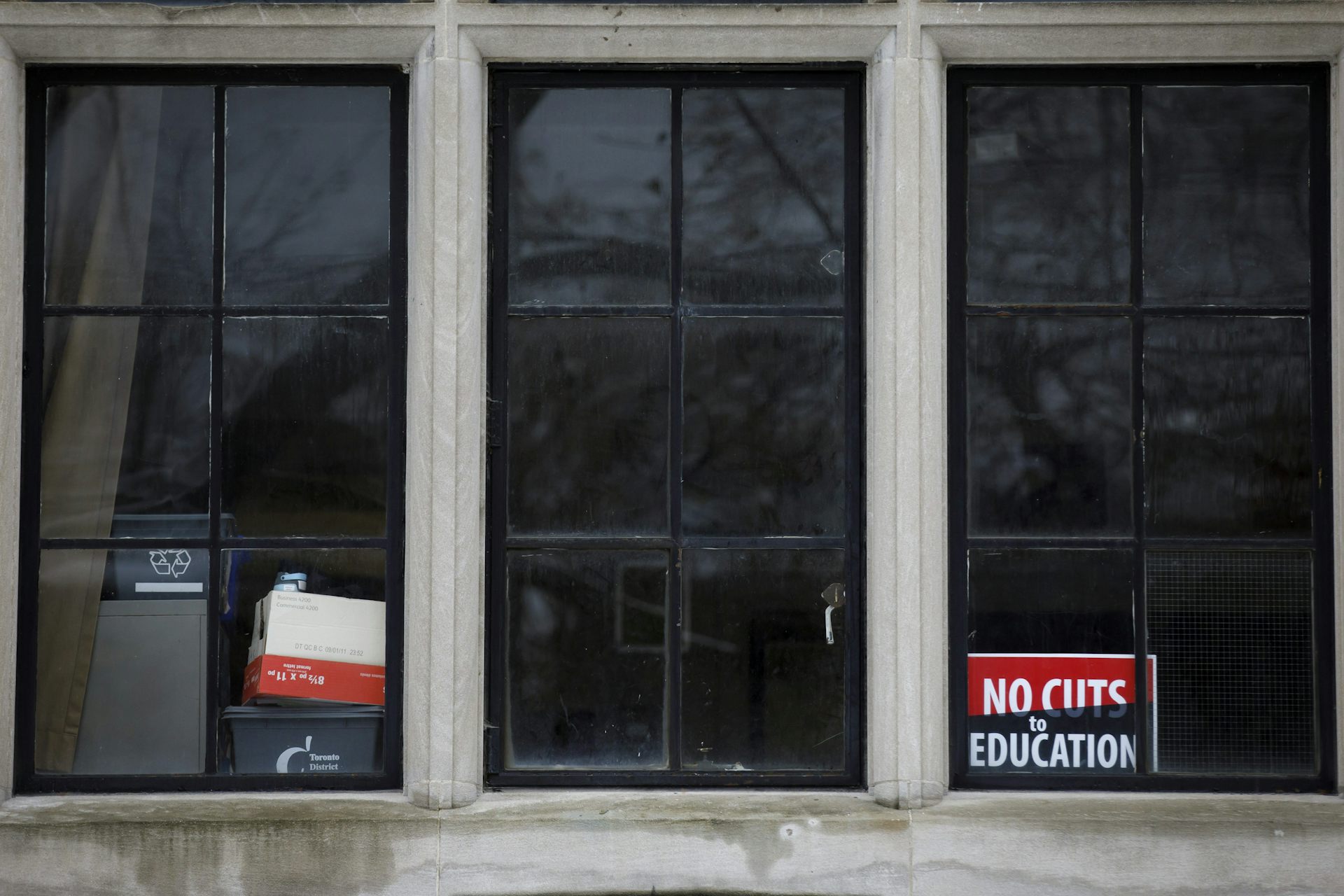No se ha reducido por un signo educativo visto en la ventana de la escuela.