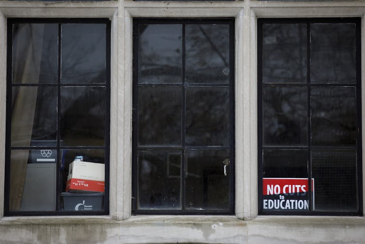 No se ha reducido por un signo educativo visto en la ventana de la escuela.