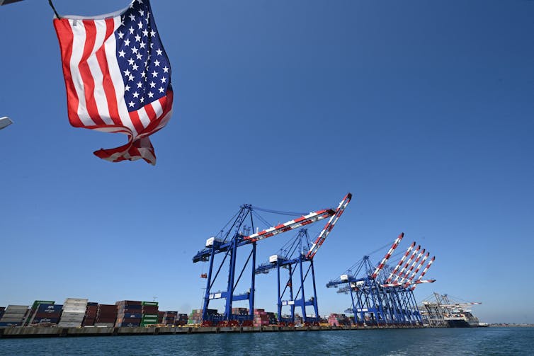 Një flamur amerikan shihen duke valëvitur me portin e Los Angeles në sfond